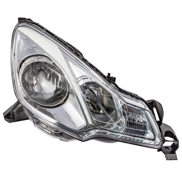 Un phare avant de voiture sans permis photographié en packshot sur fond blanc.