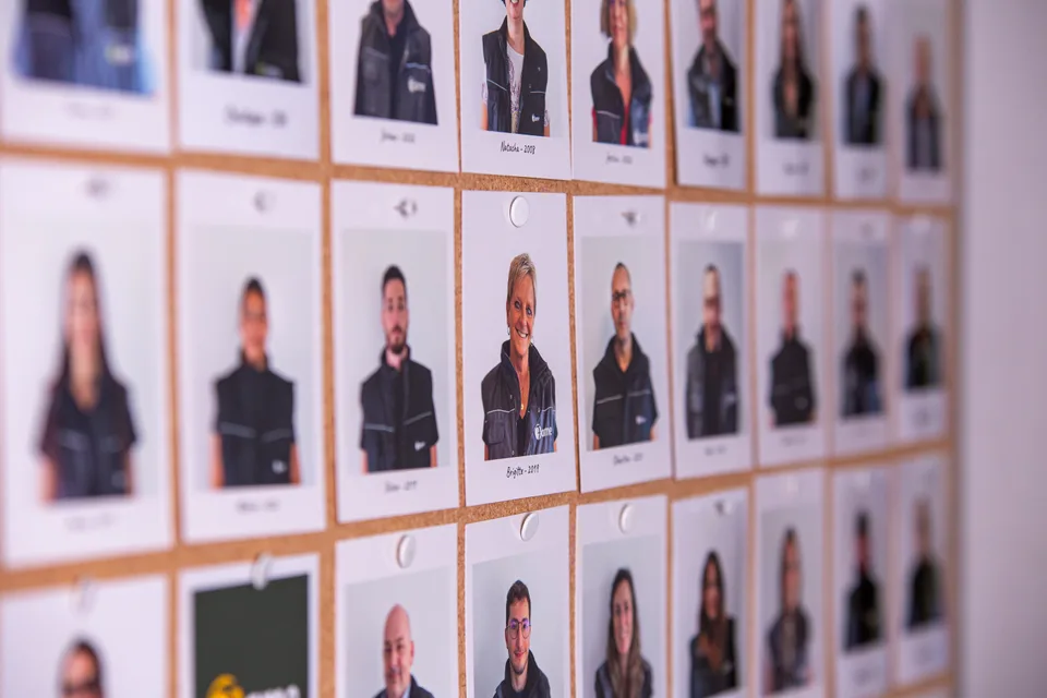 Le trombinoscope de l'équipe Fame affiché au mur.