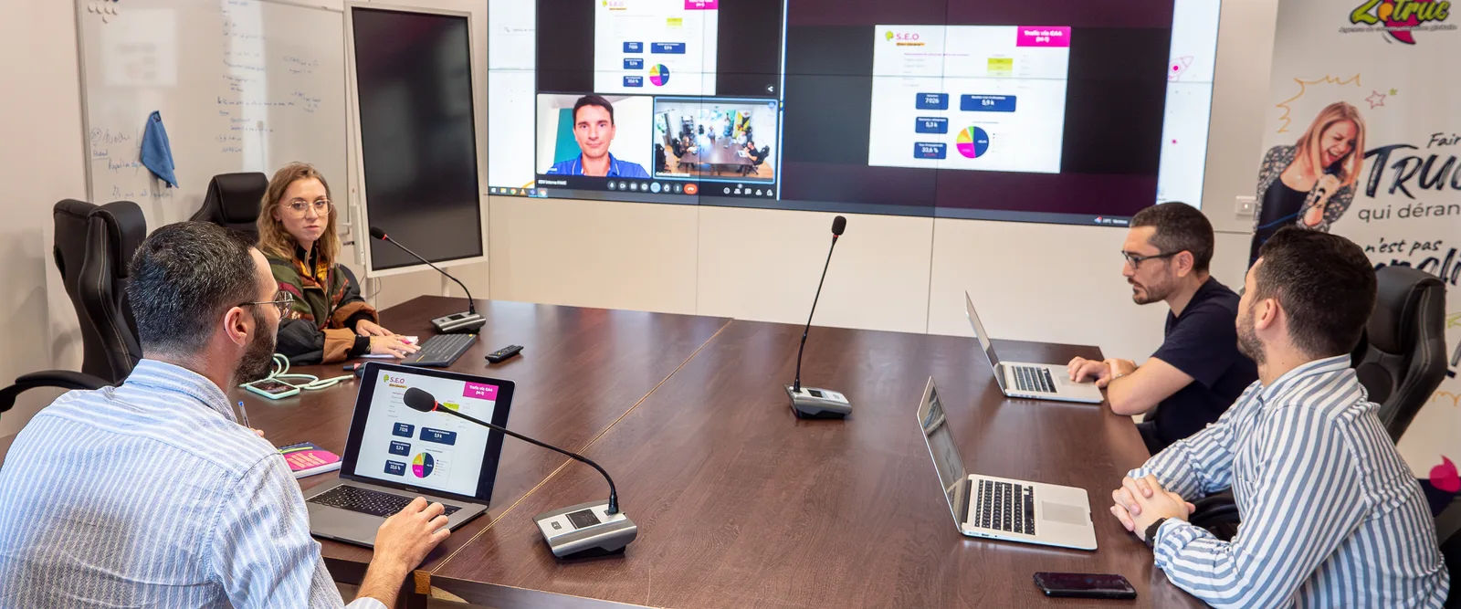 La salle de formation Zetruc : cinq participants autour de la table, l’écran du cours et un intervenant en visio.