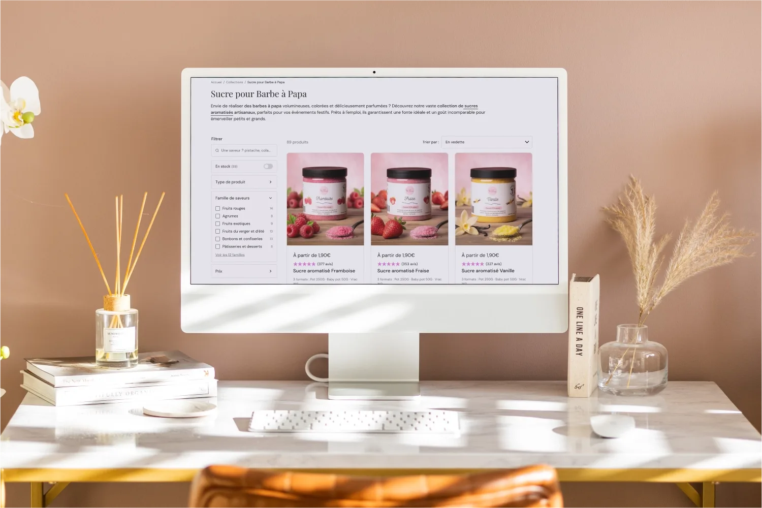 La page « Sucre pour Barbe à Papa » de la boutique La Fée de la Gourmandise affichée sur un écran d'ordinateur, avec les sucres aromatisés framboise, fraise et vanille.