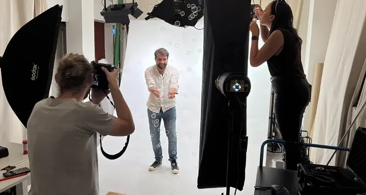 Séance photo en studio à l’agence : photographe, éclairages et sujet