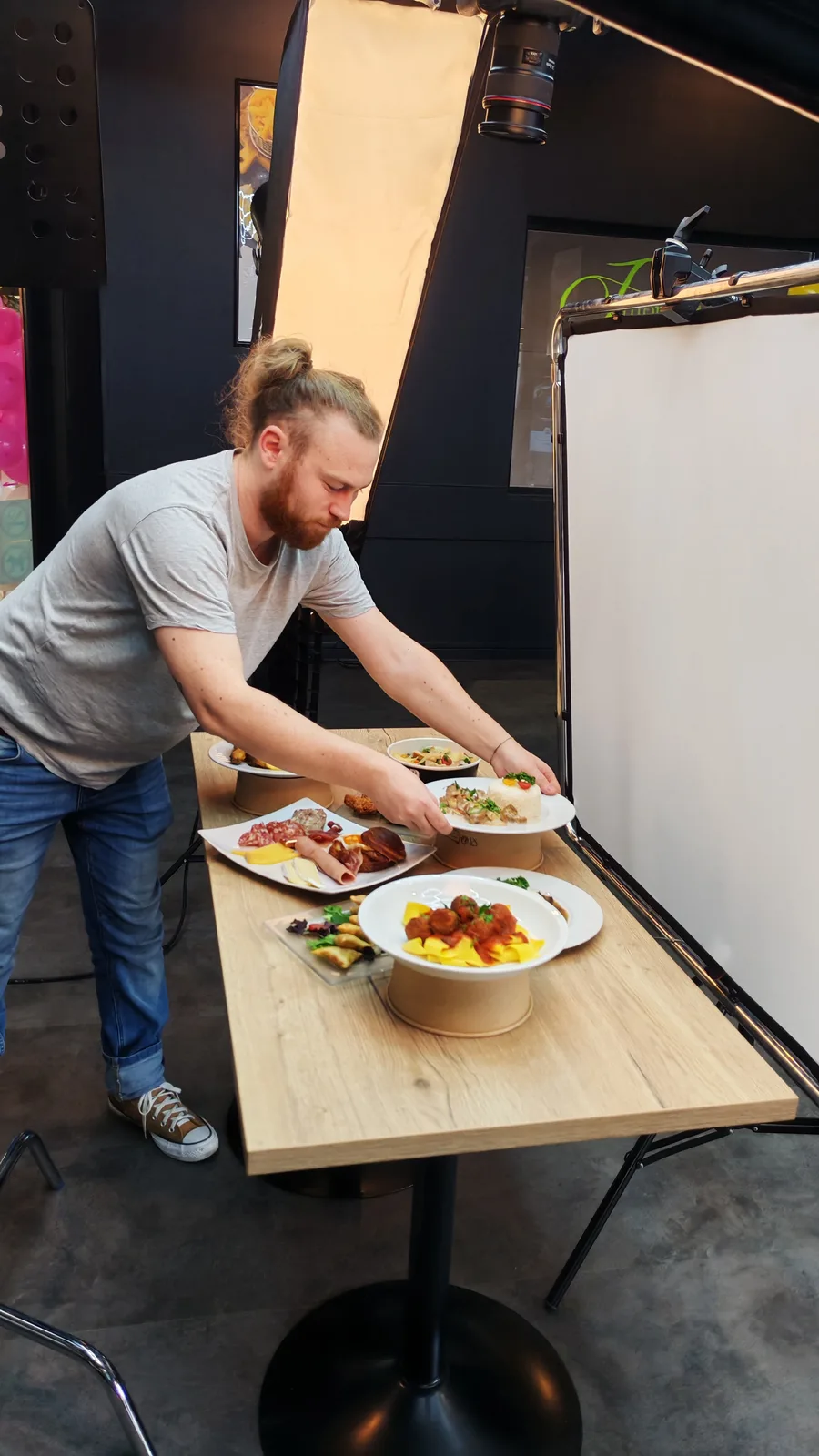 Shooting culinaire en studio : les assiettes sont dressées sur la table avant la prise de vue.