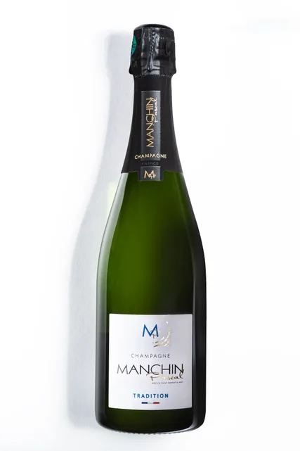 Une bouteille de Champagne Manchin en packshot sur fond blanc.
