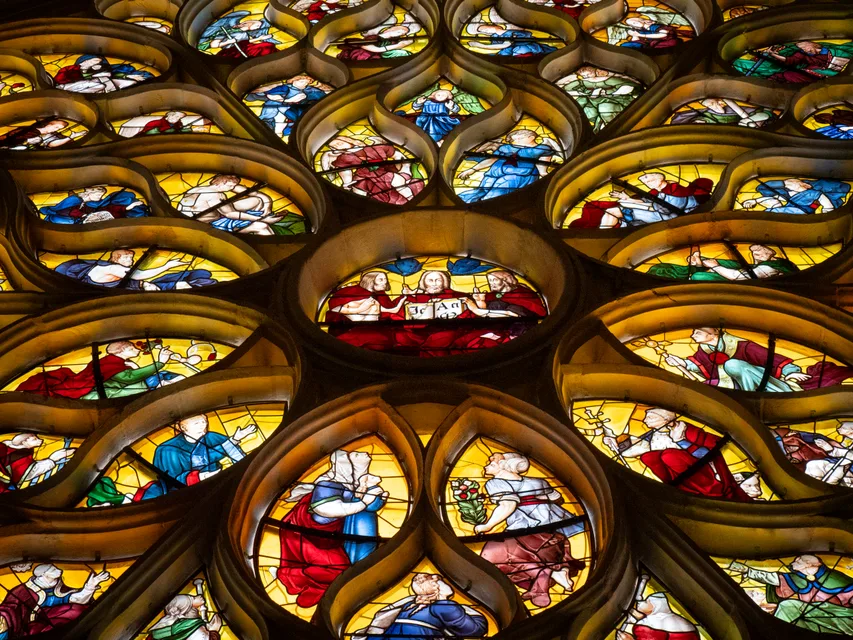Gros plan sur la rosace de la cathédrale de Troyes.