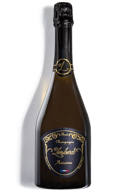 Une bouteille de Champagne Lombardi en packshot sur fond blanc.