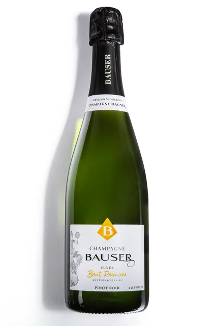 Une bouteille de Champagne Bauser en packshot sur fond blanc.