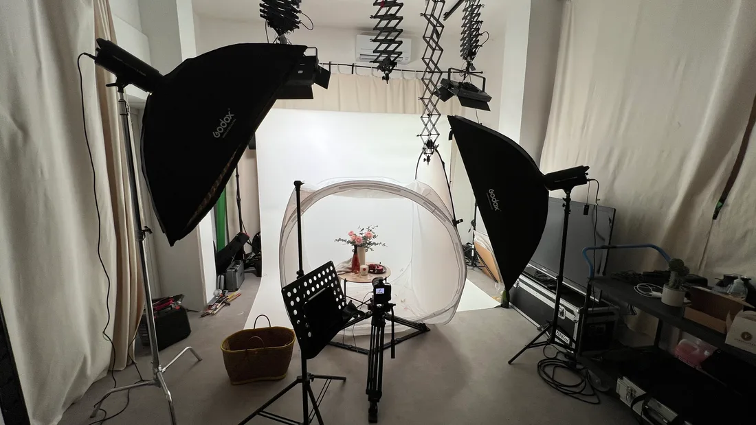 Prise de vue packshot dans une tente de lumière, appareil sur trépied et softbox de part et d'autre.
