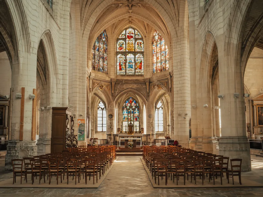 L'intérieur de l'église Saint-Nizier de Troyes et ses vitraux.