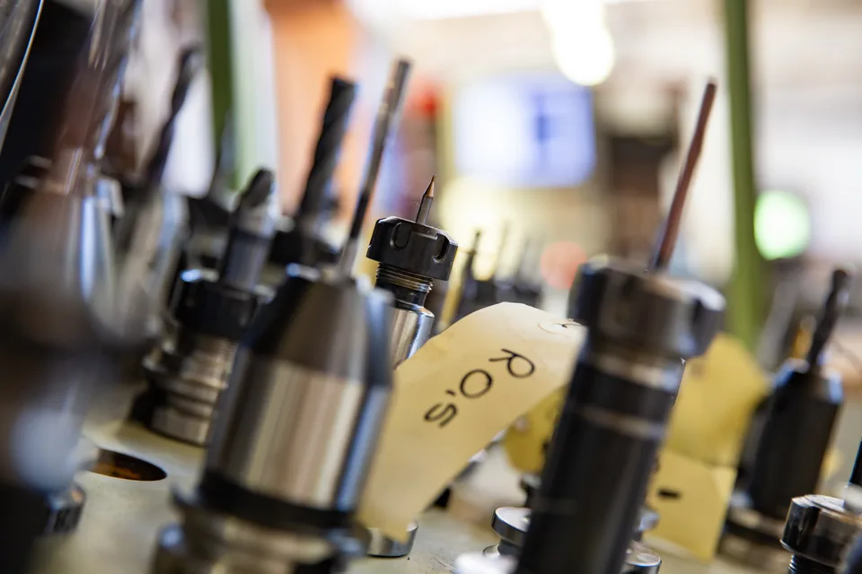 Des porte-outils alignés dans l'atelier de Degoisey, en gros plan.