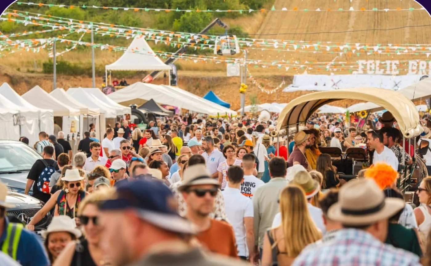 Foule dans les rues d'un village lors de La Route du Champagne en Fête, dans la Côte des Bar.