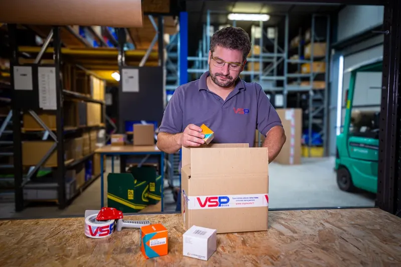 Le fondateur de VSPièces prépare une commande dans son entrepôt