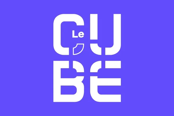 Le logo Le Cube, lettrage blanc géométrique sur fond violet.
