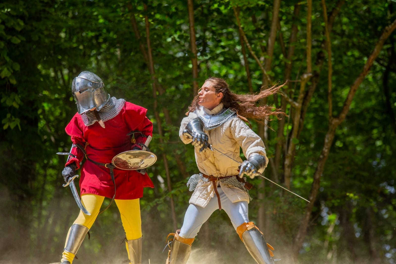 Deux chevaliers en armure croisent le fer dans les bois, pendant le spectacle de Grinyland.