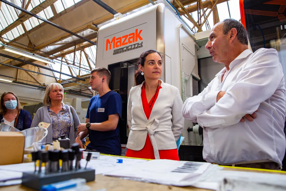 Échanges entre visiteurs et équipe devant une machine Mazak, dans l'atelier de Degoisey.