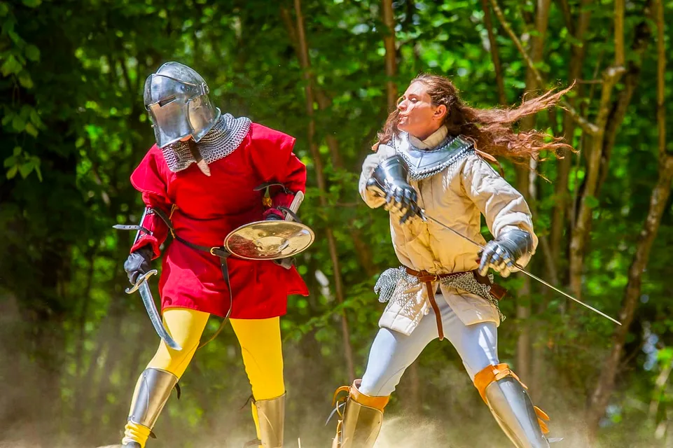 Deux chevaliers croisent le fer dans les bois, pendant le spectacle de chevalerie de Grinyland.